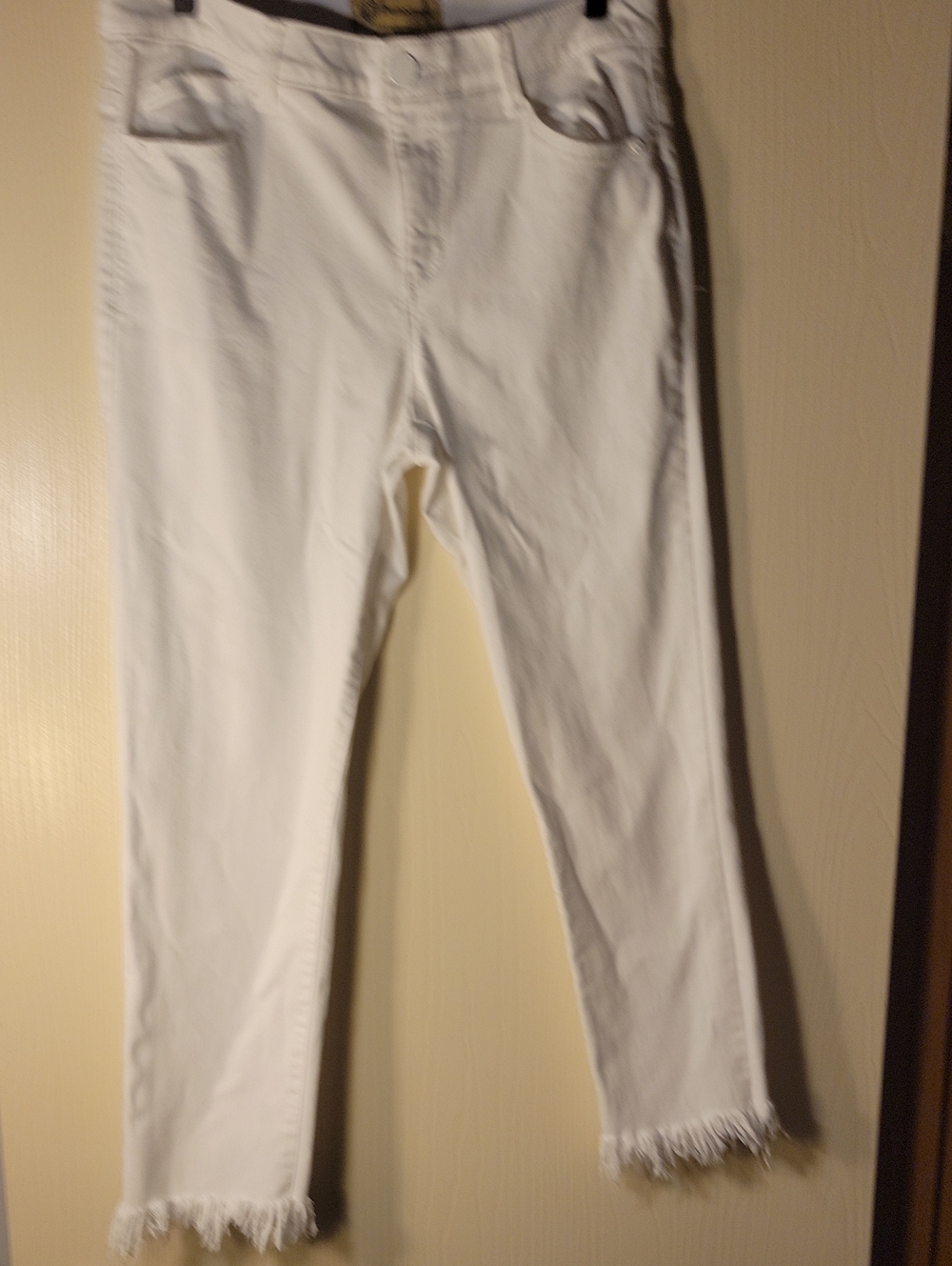 Democracy White Cropped Frayed-Hem Jeans